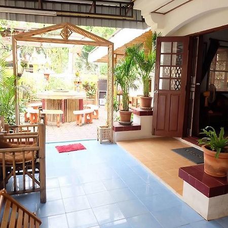 Hug Glur House Tour And Hostel (Adults Only) Chiang Mai Luaran gambar