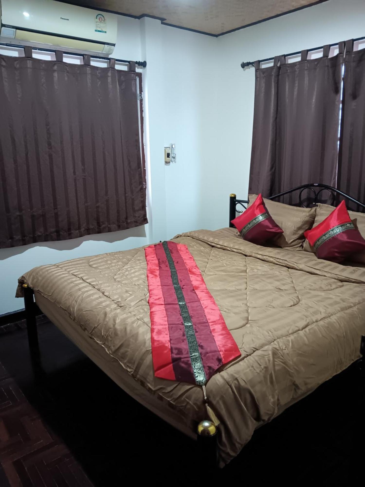 Hug Glur House Tour And Hostel (Adults Only) Chiang Mai Luaran gambar