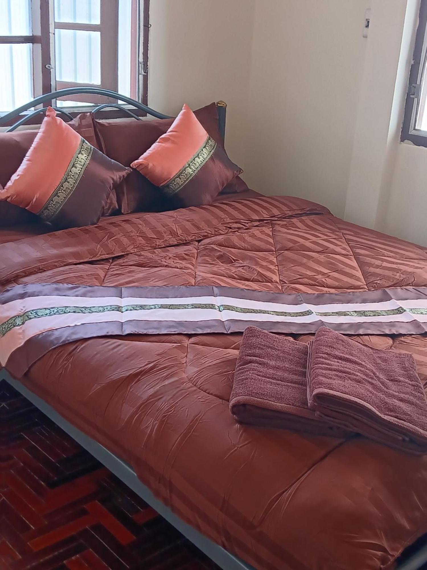 Hug Glur House Tour And Hostel (Adults Only) Chiang Mai Luaran gambar