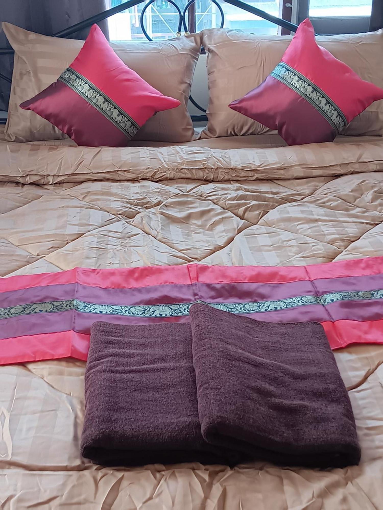 Hug Glur House Tour And Hostel (Adults Only) Chiang Mai Luaran gambar