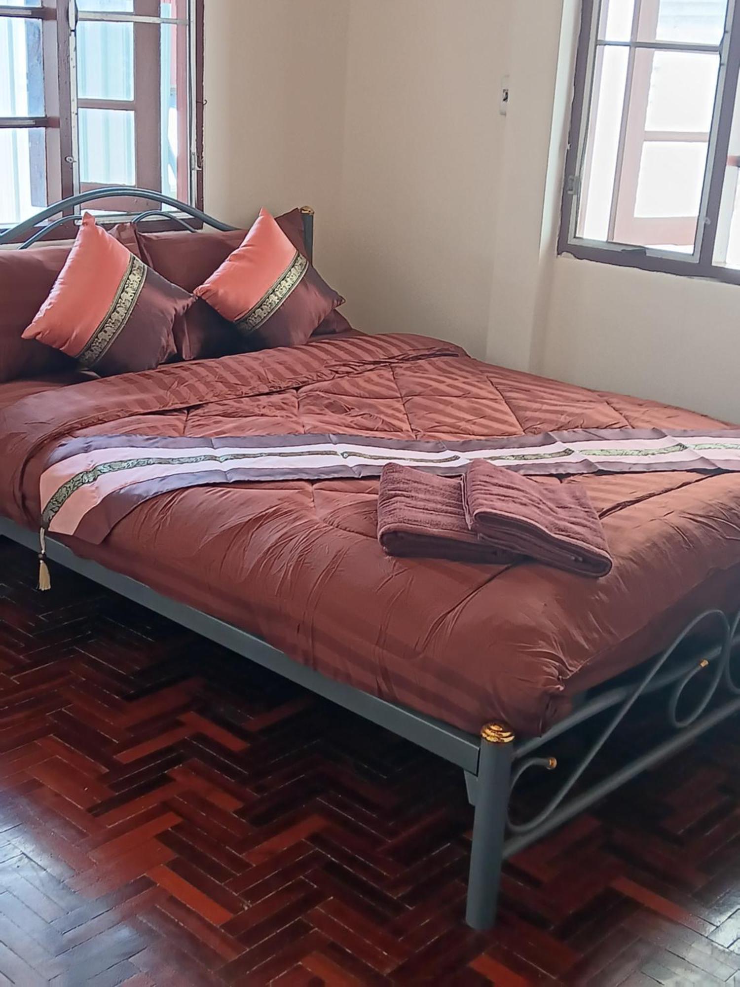 Hug Glur House Tour And Hostel (Adults Only) Chiang Mai Luaran gambar