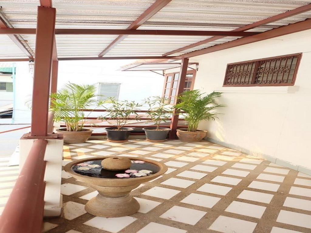 Hug Glur House Tour And Hostel (Adults Only) Chiang Mai Luaran gambar